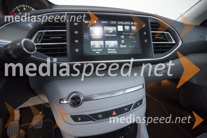 Peugeot 308 SW 1.6 e-HDi 115 Allure, prečiščena minimalistična sredinska konzolaPeugeot 308 SW 1.6 e-HDi 115 Allure, mediaspeed test