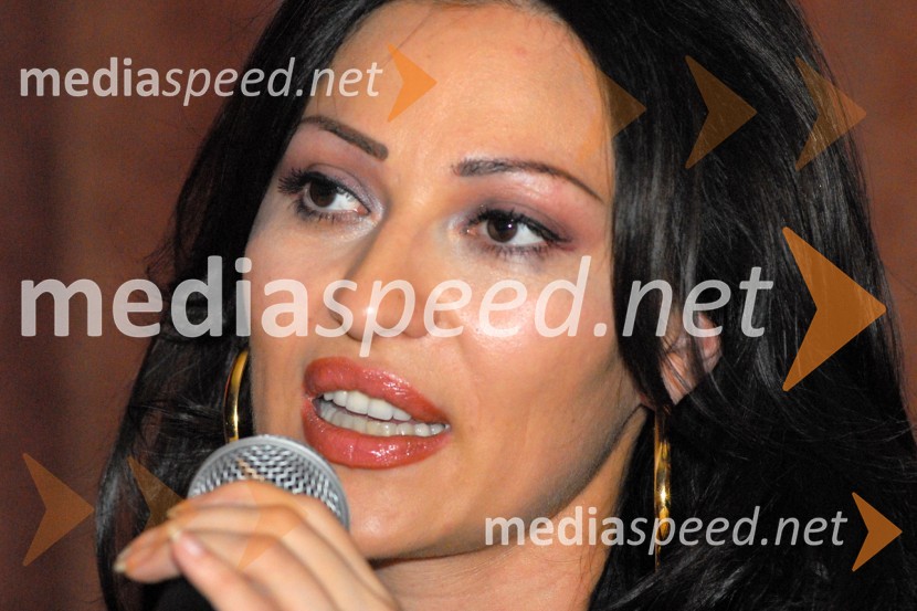 Ceca, srbska pevkaCeca - tiskovna konferenca v Casinu Maribor pred mariborskim koncertom