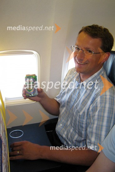 Andrej Klasinc, predsednik uprave Term Ptuj, je s svojo ekipo odletel v London na poslovni obisk turističnih agencij, ki bi lahko bile potencialni kupci njihovih storitev ...Prihod Ryanair-a na mariborsko letališče