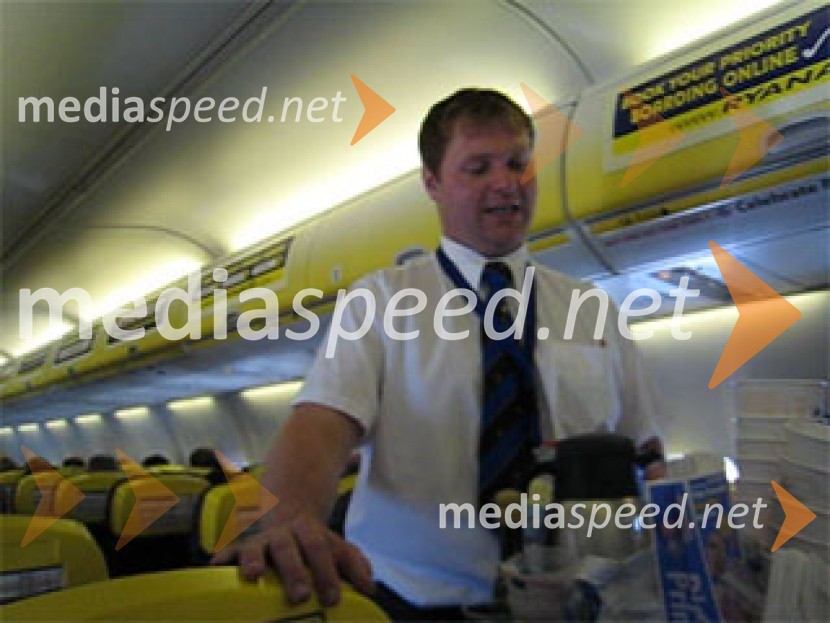 Ryanairov stevard Zdenek o pomembnosti zasedenosti njihovih letal.Prihod Ryanair-a na mariborsko letališče