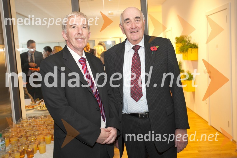  David  Cooksey, ravnatelj in direktor, Britanska mednarodna šola v Ljubljani;  Paul Hibbins, oče ustanovitelja britanske šole Jeremyja HibbinsaBritanska šola v Ljubljani, otvoritev novih prostorov