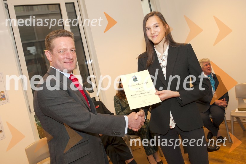  Christopher Yvon, Charge D'affaires britanskega veleposlaništva v Ljubljani;  Evelina Pelko Komljanc, učenkaBritanska šola v Ljubljani, otvoritev novih prostorov