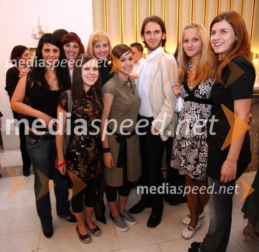 Pevec in statistke v operi Knez IgorPremiera opere Knez Igor v SNG Maribor