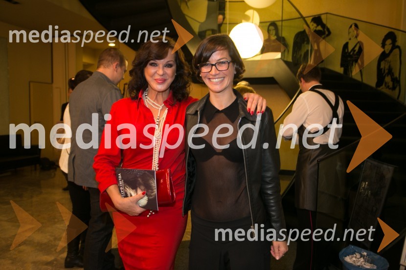  Miša Molk, voditeljica;  Simona  Belle, služba za stike z javnostmi MGLVeliki Gatsby, premiera predstave