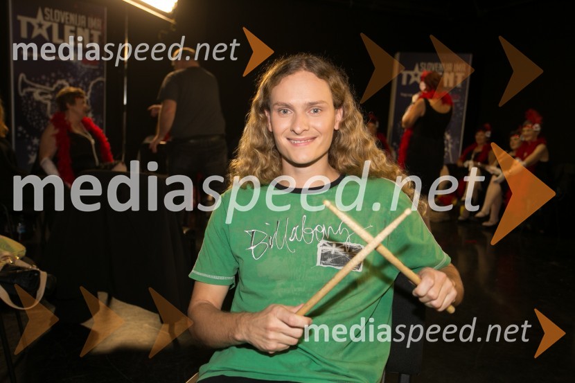  Simon ŠkrlecSlovenija ima talent 2014, prva polfinalna oddaja