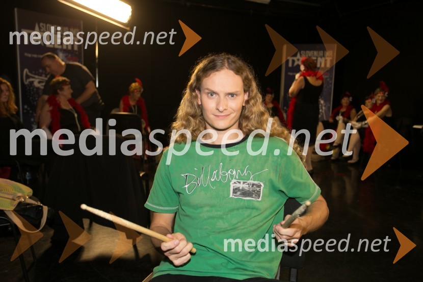  Simon ŠkrlecSlovenija ima talent 2014, prva polfinalna oddaja