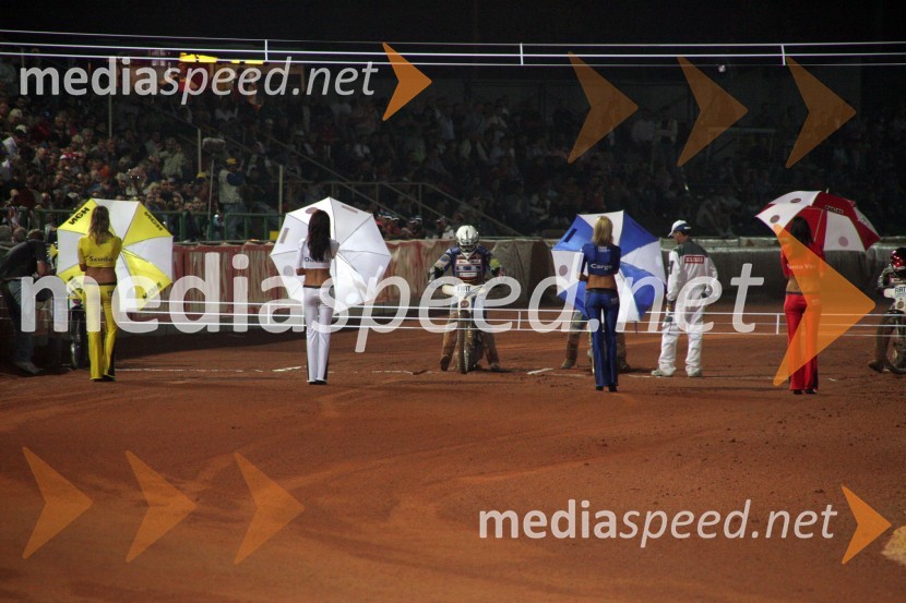 Štartne deklice in tekmovalci pred štartomSPEEDWAY, Speedway Grand Prix - VN Italije 2005 dirka