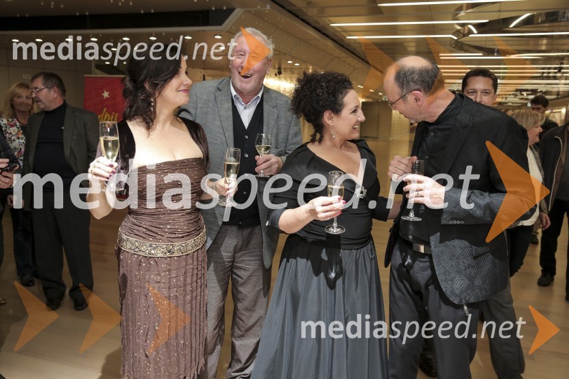  Lauren Kinhan, pevka, New York Voices;  ... ;  Kim Nazarian, pevka, New York Voices;  Lojze  Krajnčan, dirigent Big Banda RTV Slovenija New York Voices, gala koncert vokalne skupine