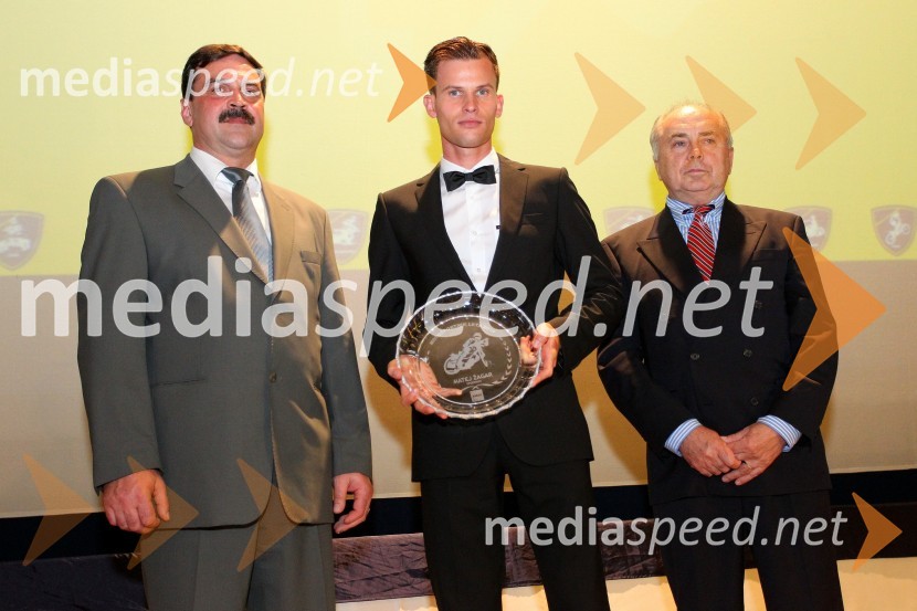  Drago Alenc, predsednik strokovnega sveta AMZS Šport pri AMZS Slovenija;  Matej Žagar, speedwayist (AMTK Ljubljana);  Anton Breznik, predsednik AMZSPodelitev nagrad državnim prvakom AMZS