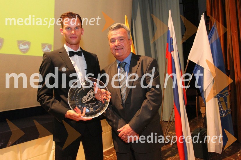  Matej Žagar, speedwayist (AMTK Ljubljana);  Janez Tomažič, predsednik komisije za speedway pri AMZSPodelitev nagrad državnim prvakom AMZS