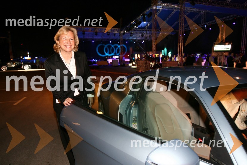 Sabrina Pečelin, vodja odnosov z javnostmi pri Porsche SlovenijaNočna vožnja Audi