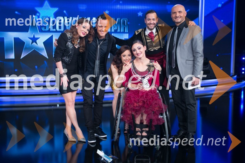  Jana Šušteršič, pevka, zmagovalka šova Slovenija ima talent 2014;  Rok Golob, glasbenik;  Ana Klašnja, balerina;  Barbara  Šamperl, plesalka;  Klemen  Pirman, plesalec;  Branko Čakarmiš,  programski direktor Pro PlusaSlovenija ima talent 2014, tretja polfinalna oddaja