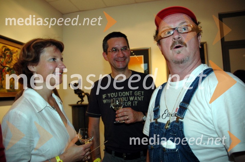 Rajmond Debevec, strelec z ženo Metko in Tomaž Domicelj, pevecZabava ob 35. letnici Vala 202