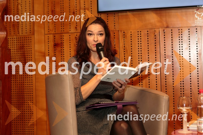  Carmen L. Oven, moderatorka, pisateljicaDr. Peter Čeferin, pogovor na Škrabčevi domačiji