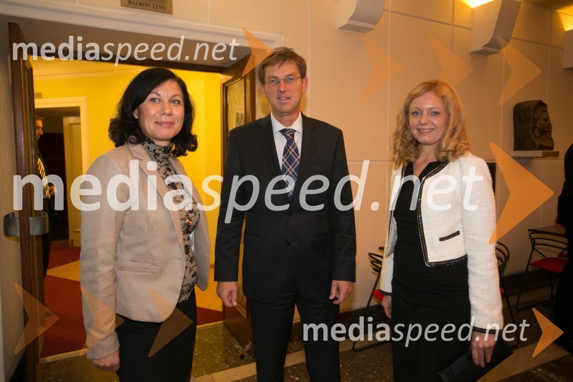  Vesna Arnšek; prof. dr. Miro Cerar, predsednik vlade Republike Slovenije; mag. Tina Kosi, upravnica SLG CeljeVorkšop na Moljera, premiera SLG Celje