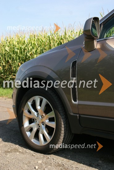 Opel Antara 2.2 CDTi AWD Cosmo, reže za zrak so bolj dekorativnega pomenaOpel Antara 2.2 CDTi AWD Cosmo, mediaspeed test