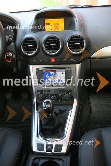 Opel Antara 2.2 CDTi AWD Cosmo,&nbsp;zgornji zaslon je zastarel, spodnji pa iz vidnega polja voznikaOpel Antara 2.2 CDTi AWD Cosmo, mediaspeed test