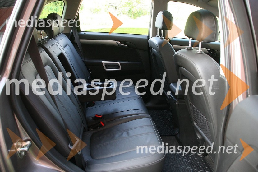 Opel Antara 2.2 CDTi AWD Cosmo, zadaj je prostora za tri odrasleOpel Antara 2.2 CDTi AWD Cosmo, mediaspeed test