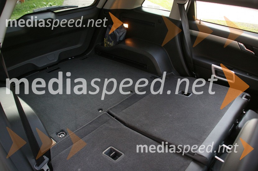 Opel Antara 2.2 CDTi AWD Cosmo, ob podiranju zadnje klopi se tvori ravno dno prtljažnikaOpel Antara 2.2 CDTi AWD Cosmo, mediaspeed test