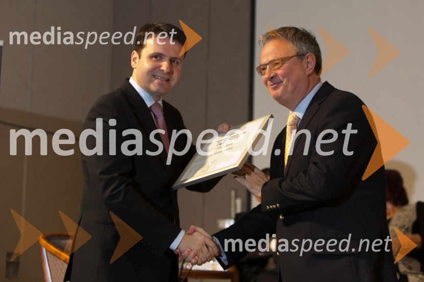 mag. Tomaž Iskra, direktor IUS SOFTWARE, d. o. o.; dr. Marko Pavliha, pravnik10 najvplivnejših pravnikov, podelitev priznanj