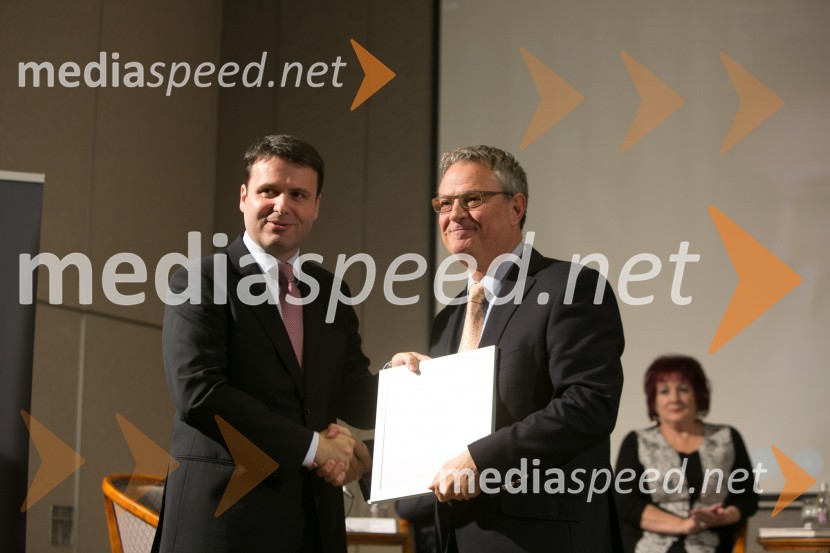 mag. Tomaž Iskra, direktor IUS SOFTWARE, d. o. o.; dr. Marko Pavliha, pravnik10 najvplivnejših pravnikov, podelitev priznanj