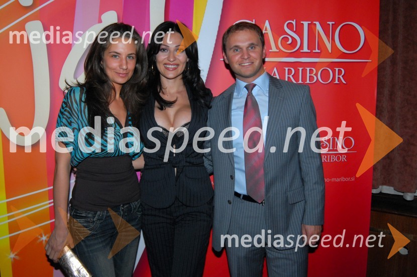 Ceca, srbska pevka, Matej Raščan, direktor in lastnik podjetja Delo revije, d.d. in podjetja Rašica Point d.o.o., ter njegova zaročenka Marija Pandrc, izvršna direktorica RašiceCeca - tiskovna konferenca v Casinu Maribor pred mariborskim koncertom