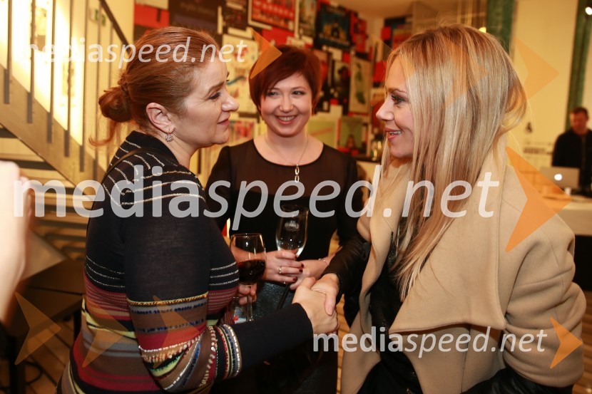  Dolores Podbevšek, direktorica marketinga Delo, d.d.;  Mateja Košir, odgovorna urednica, Vikend;  Katarina Čas, igralka, voditeljicaVikendovi Gongi popularnosti, podelitev 2014