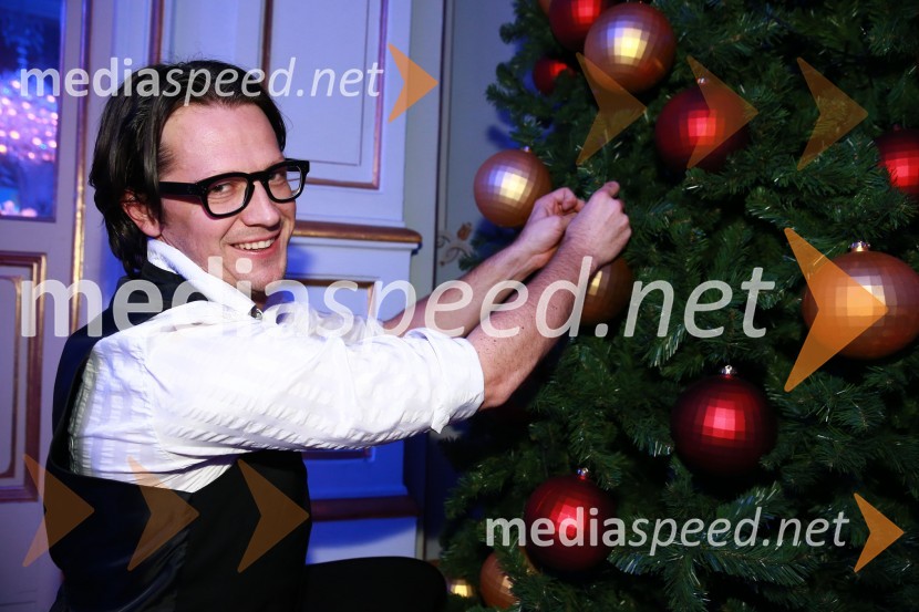  Boštjan Klun, voditeljBoštjan Klun krasi božično drevo