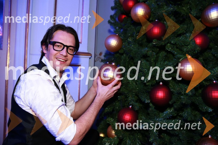  Boštjan Klun, voditeljBoštjan Klun krasi božično drevo