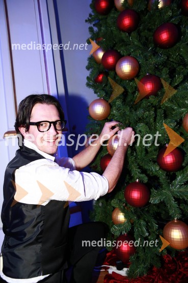  Boštjan Klun, voditeljBoštjan Klun krasi božično drevo