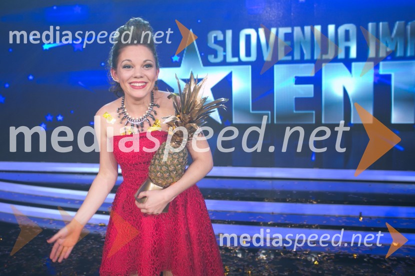  Jana Šušteršič, zmagovalka šova Slovenija ima talentJana Šušteršič je zmagovalka showa Slovenija ima talent 2014