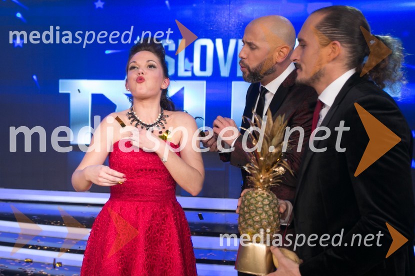  Jana Šušteršič, zmagovalka šova Slovenija ima talent;  Peter Poles, voditelj;  Vid  Valič, voditeljJana Šušteršič je zmagovalka showa Slovenija ima talent 2014