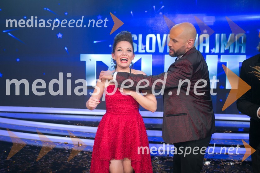  Jana Šušteršič, zmagovalka šova Slovenija ima talent;  Peter Poles, voditeljJana Šušteršič je zmagovalka showa Slovenija ima talent 2014
