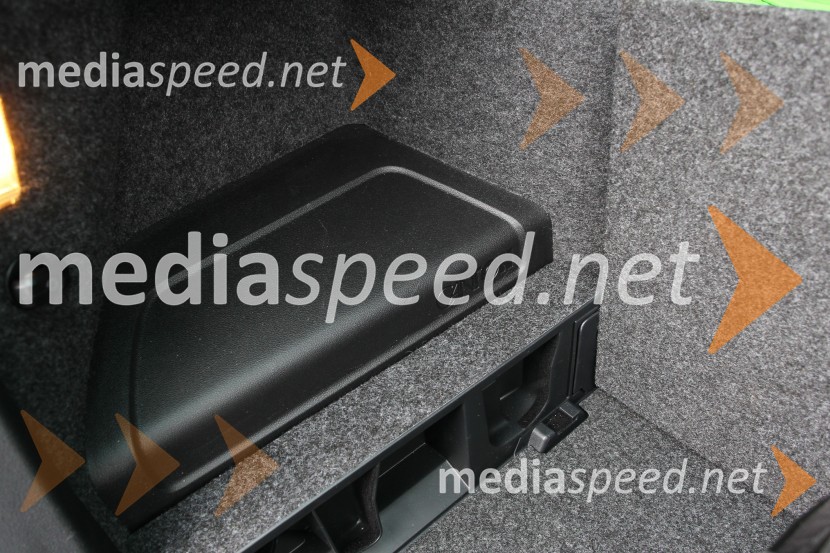 Škoda Octavia Combi Scout 2.0 TDI 4x4, ojačevalnik audio sistema v prtljažniku&nbsp;Škoda Octavia Combi Scout 2.0 TDI 4x4, mediaspeed test