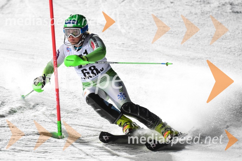  Katarina Lavtar, smučarkaTina Maze druga na nočnem slalomu v Flachauu