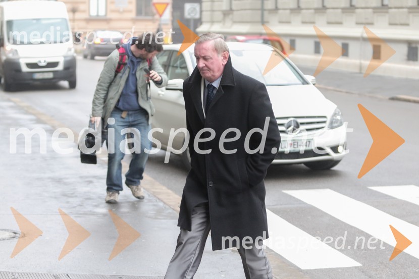  Gorazd Žmavc, minister brez listnice na uradu za Slovence v zamejstvu in po svetuMinistri pred sejo Vlade RS
