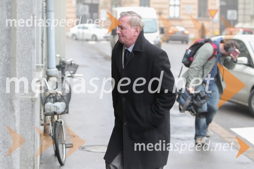  Gorazd Žmavc, minister brez listnice na uradu za Slovence v zamejstvu in po svetuMinistri pred sejo Vlade RS