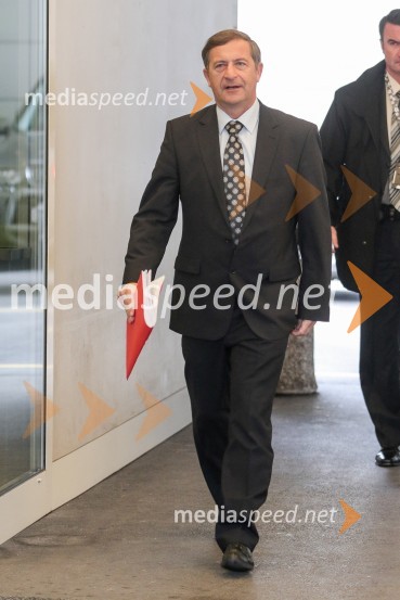  Karl Erjavec, minister za zunanje zadeve RS, predsednik stranke DesusMinistri pred sejo Vlade RS