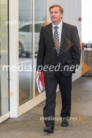  Karl Erjavec, minister za zunanje zadeve RS, predsednik stranke DesusMinistri pred sejo Vlade RS