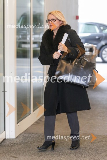 dr. Anja Kopač Mrak, ministrica za delo, družino in enake možnostiMinistri pred sejo Vlade RS