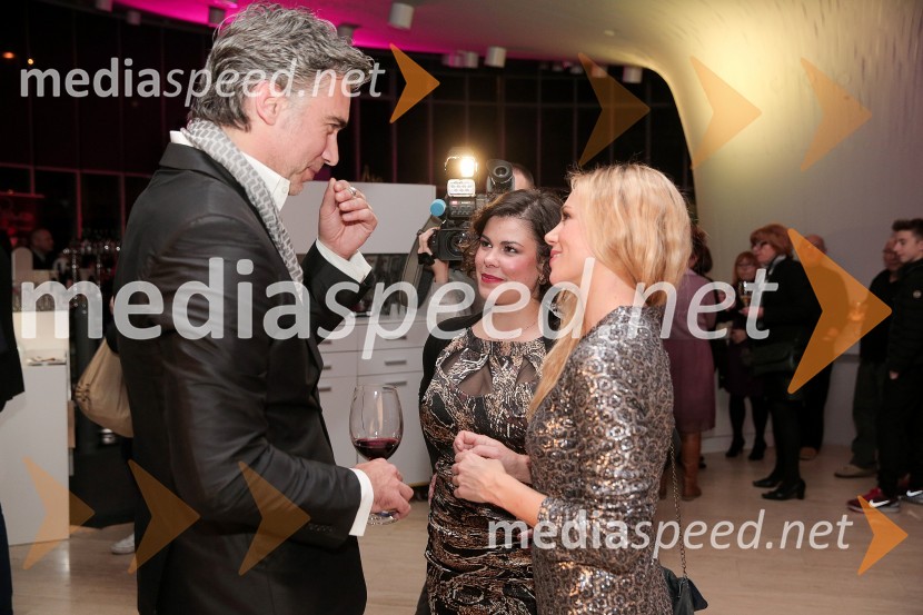  Jan Plestenjak, pevec;  Ana Maria Mitić, stand up komičarka;  Katarina Čas, igralka, voditeljicaKo ko komedija, premiera in VIP zabava