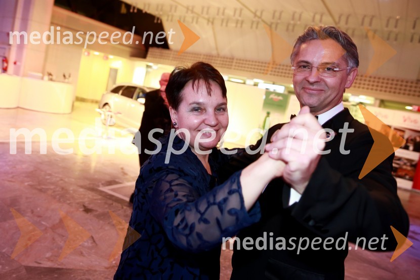  Vida  Petrovčič, novinarka, TV voditeljica, predsednica Lions klub Ljubljana;  Jurij Šarman, guverner, Lions Distrikt 12918. Veliki dobrodelni Lions ples