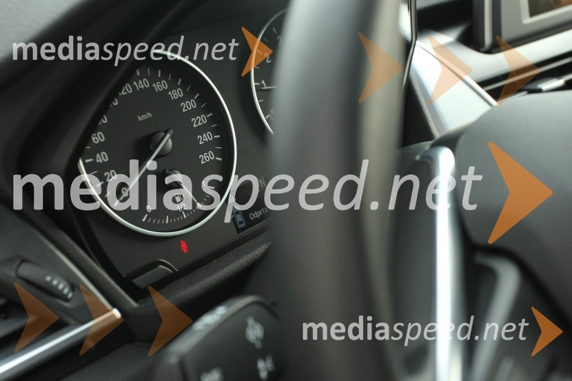 BMW 218i Active Tourer, notranjostBMW 218i Active Tourer, mediaspeed test