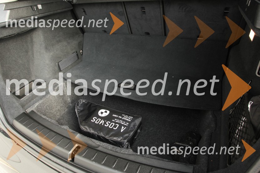 BMW 218i Active Tourer, dvojno dno za drobnarijeBMW 218i Active Tourer, mediaspeed test