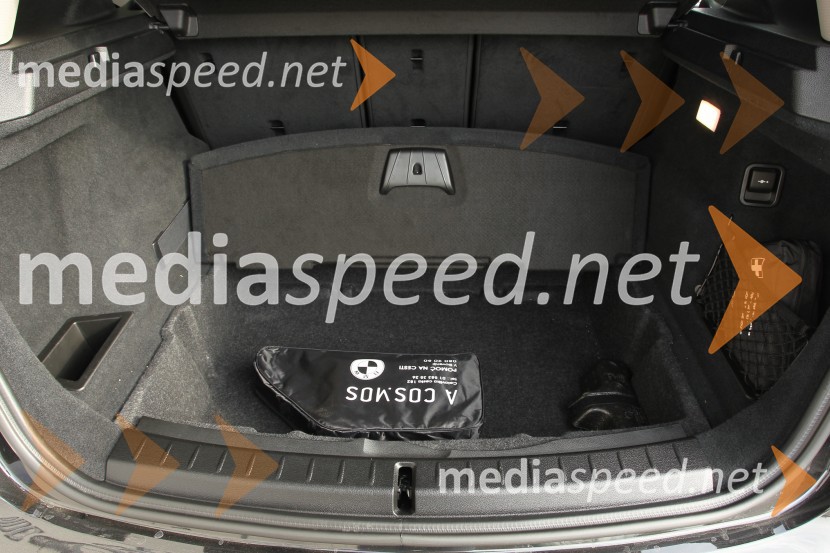 BMW 218i Active Tourer, polica dvojnega dna se lahko odstraniBMW 218i Active Tourer, mediaspeed test