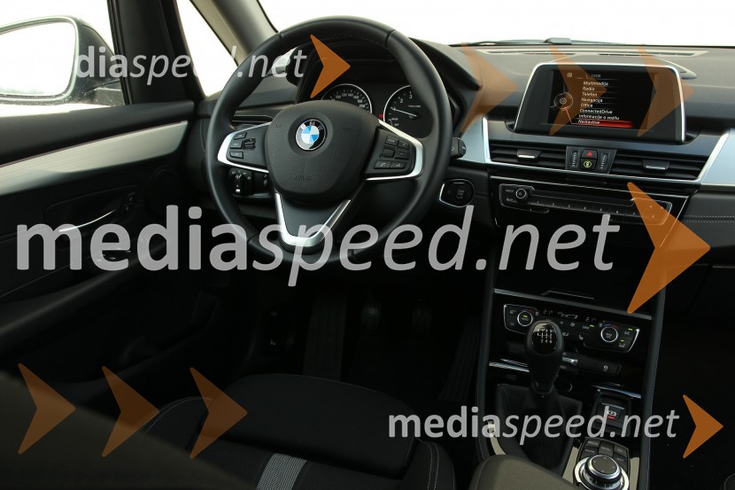 BMW 218i Active Tourer, notranjostBMW 218i Active Tourer, mediaspeed test