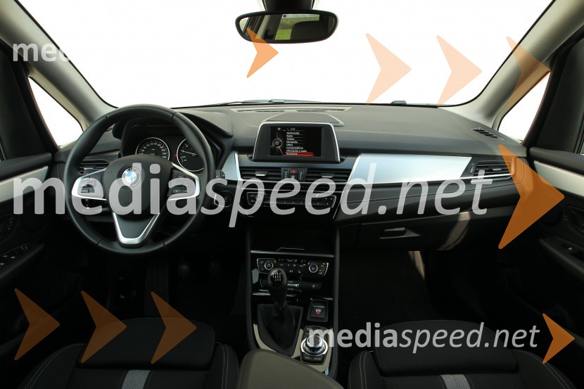 BMW 218i Active Tourer, notranjostBMW 218i Active Tourer, mediaspeed test