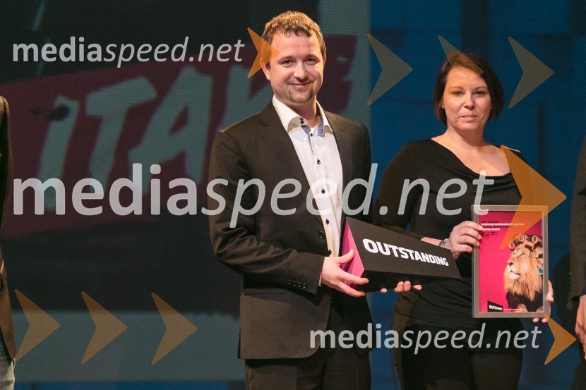  Niko Kušar, vodja Službe za tržno komuniciranje Telekom Slovenije;  Ana Putrih, PristopOutstanding 2014, podelitev nagrad