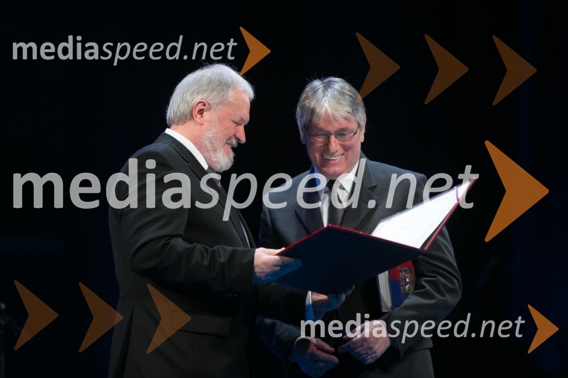 prof. dr. Janez Bogataj, predsednik Upravnega odbora Prešernovega sklada;  Marjan Strojan, prevajalecPrešernova proslava ob kulturnem prazniku 2015