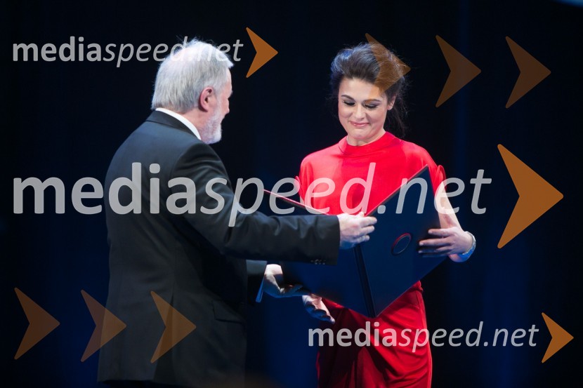 prof. dr. Janez Bogataj, predsednik Upravnega odbora Prešernovega sklada;  Pia Zemljič, igralkaPrešernova proslava ob kulturnem prazniku 2015